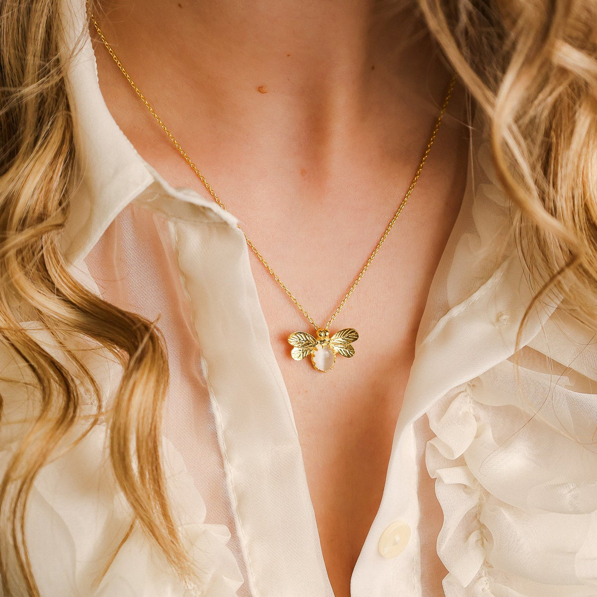 Fio Abelha em Prata Dourada com Pedra Hidrotermal