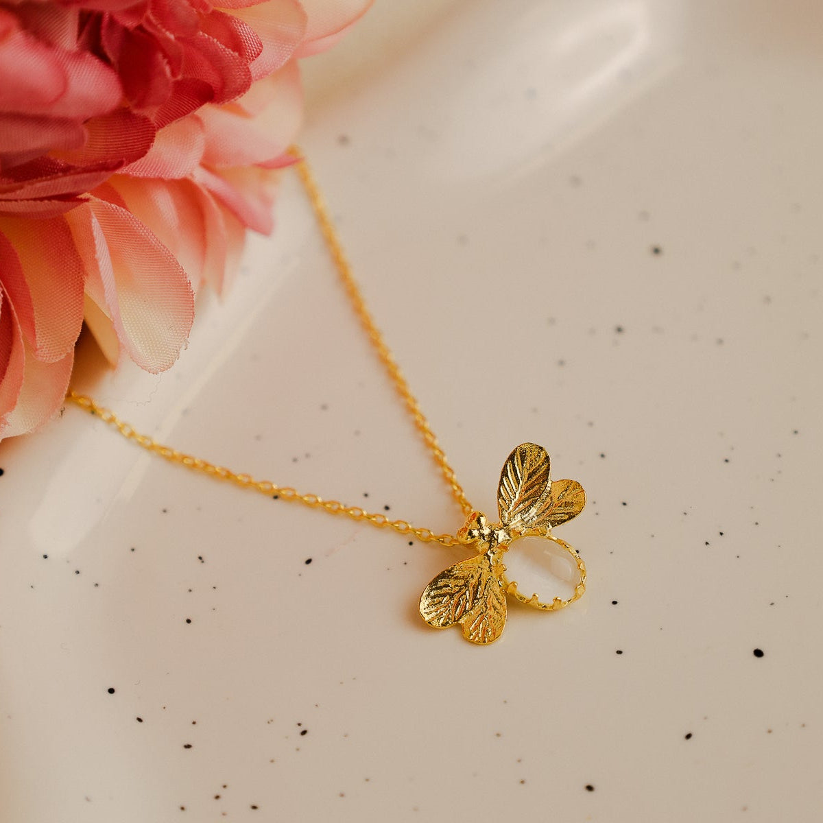 Fio Abelha em Prata Dourada com Pedra Hidrotermal