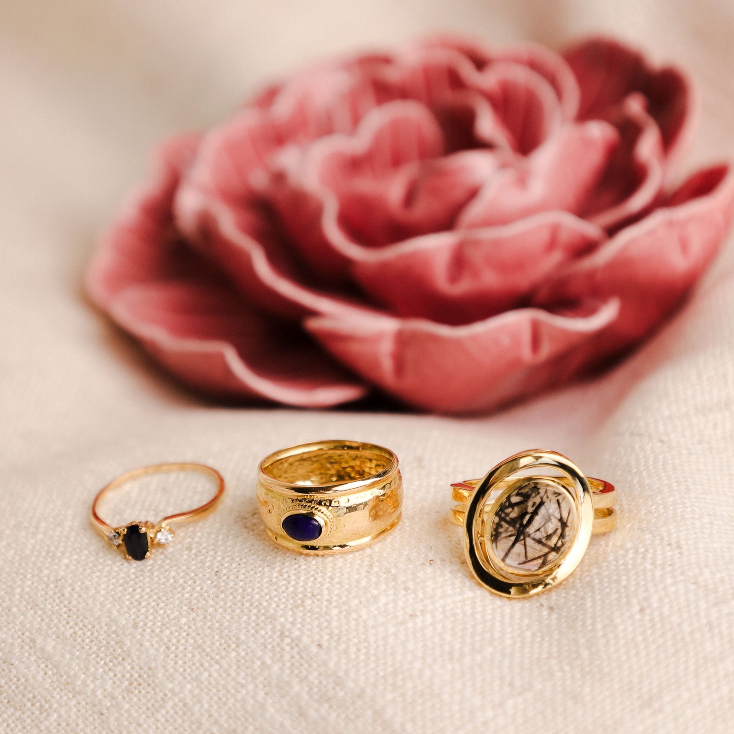 Anel delicado em Ouro de 19 quilates com design solitário moderno e elegante. Ao centro, destaca-se uma safira escura de tonalidade azul profunda - Loja do Ouro