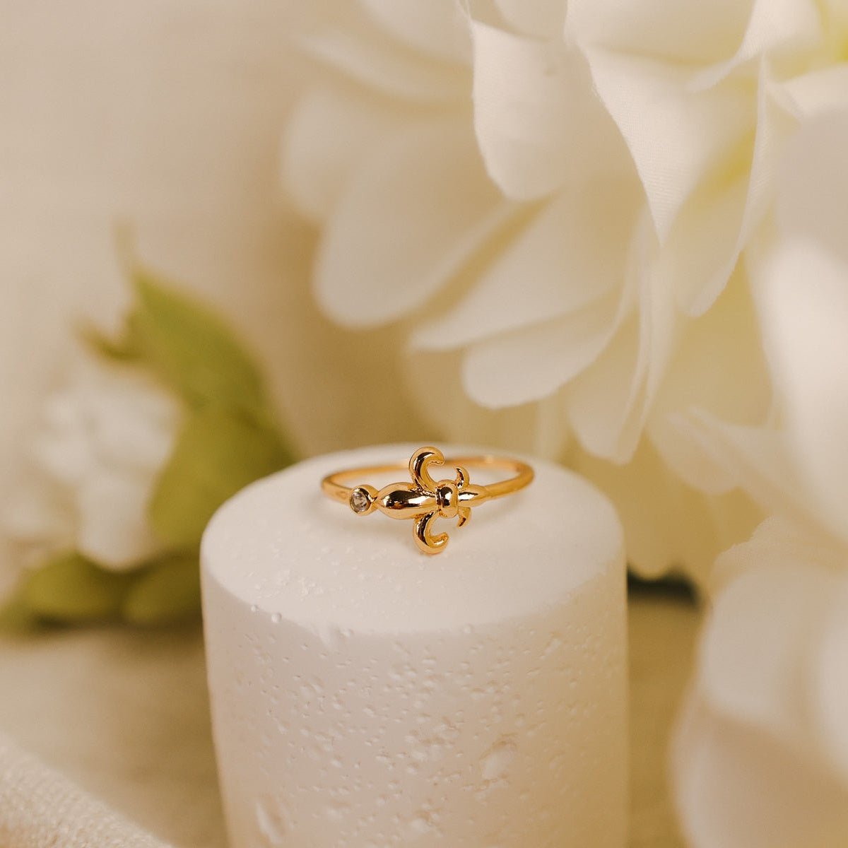 Anel Flor de Lis em Prata Dourada com Zircónias - Loja do Ouro