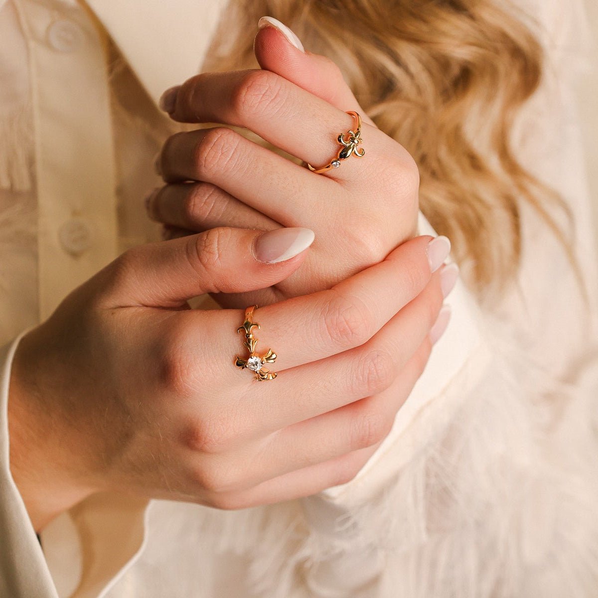 Anel Flor de Lis em Prata Dourada com Zircónias - Loja do Ouro