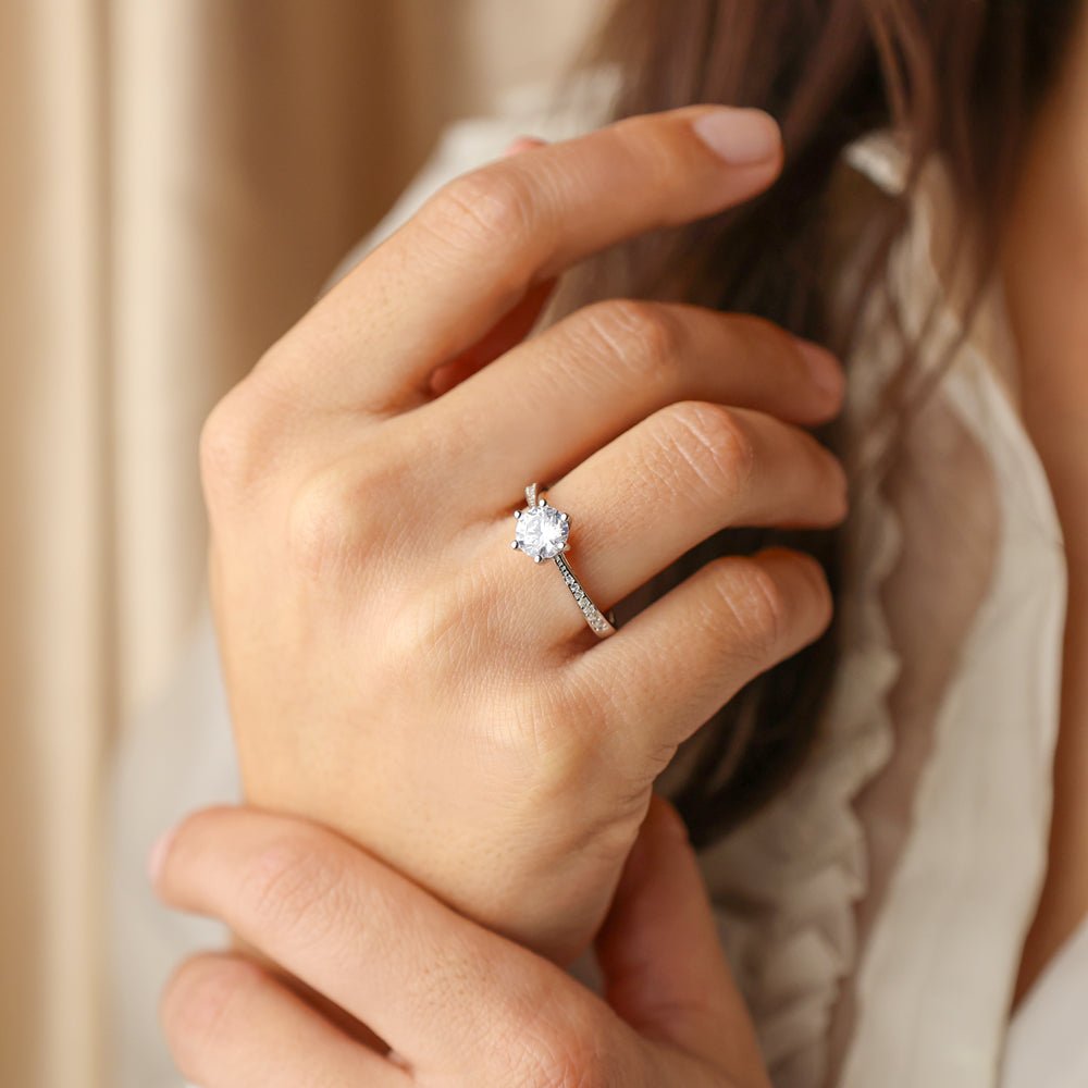 Anel Solitário em Prata com Zircónia (7mm) e aro cravejado Zircónias - Loja do Ouro