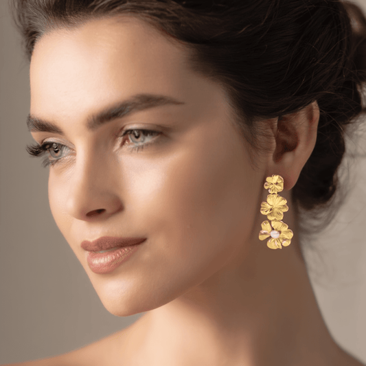 Brincos Flores em Prata Dourada com Pérola - Loja do Ouro