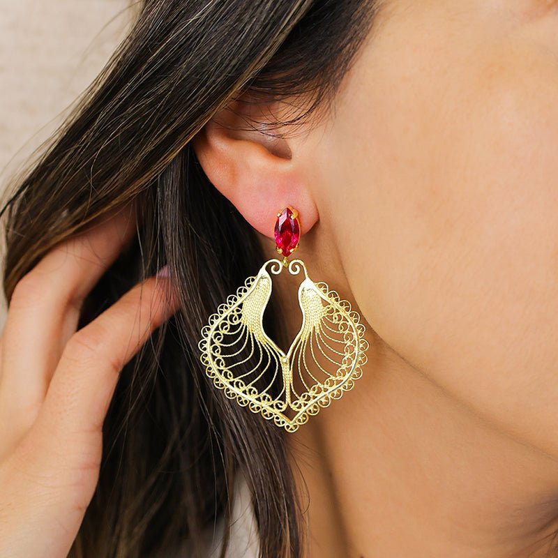 Brincos Harpa em Prata Dourada com Pedra Vermelha - Loja do Ouro