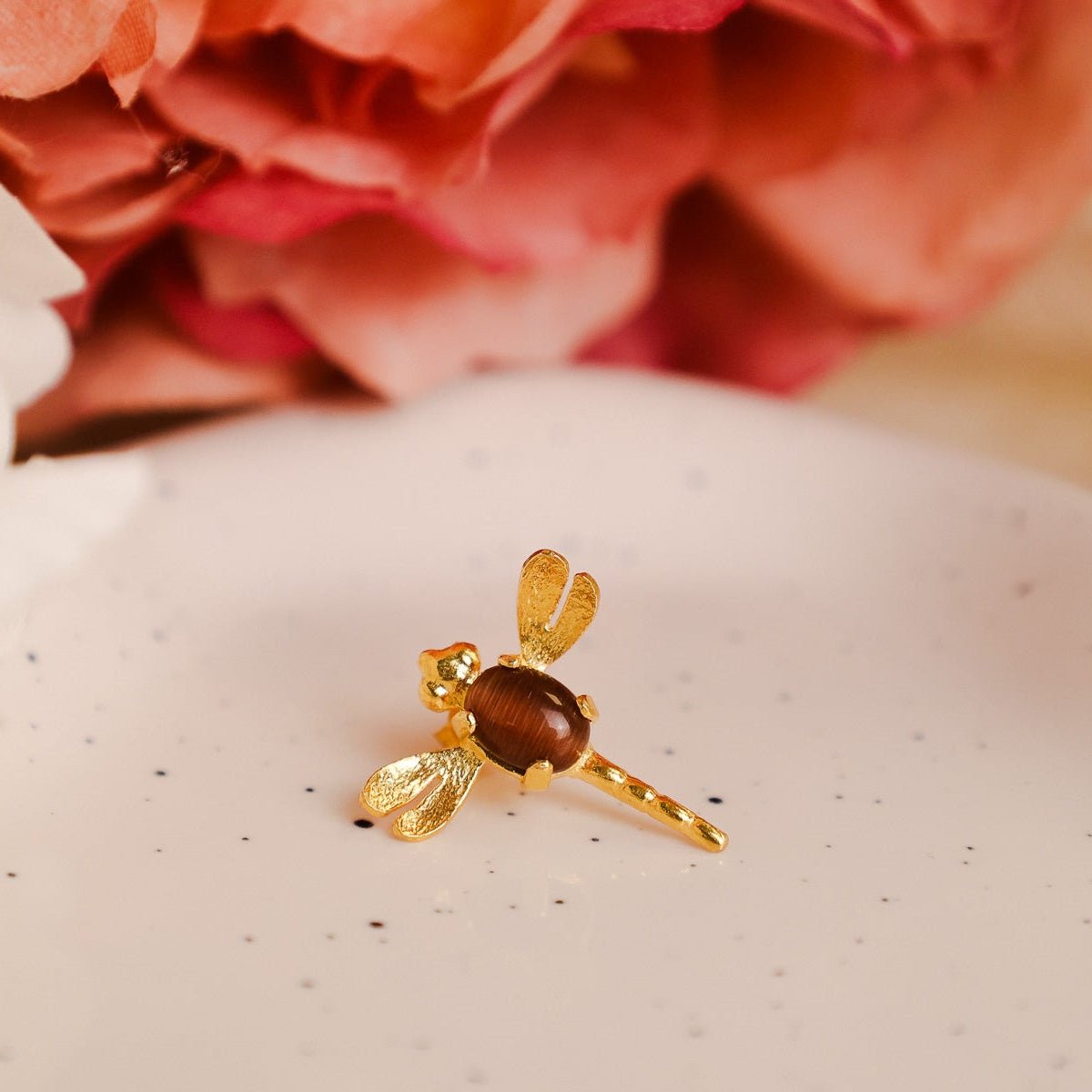 Brincos Libélula em Prata Dourada com Pedra Olho de Tigre - Loja do Ouro