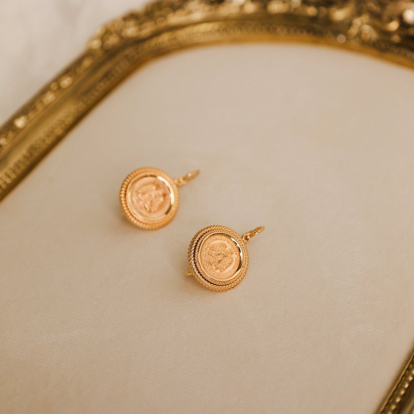 Brincos Redondos em Ouro 19kl com Moeda de Dois Pesos em Ouro 22kl - Loja do Ouro