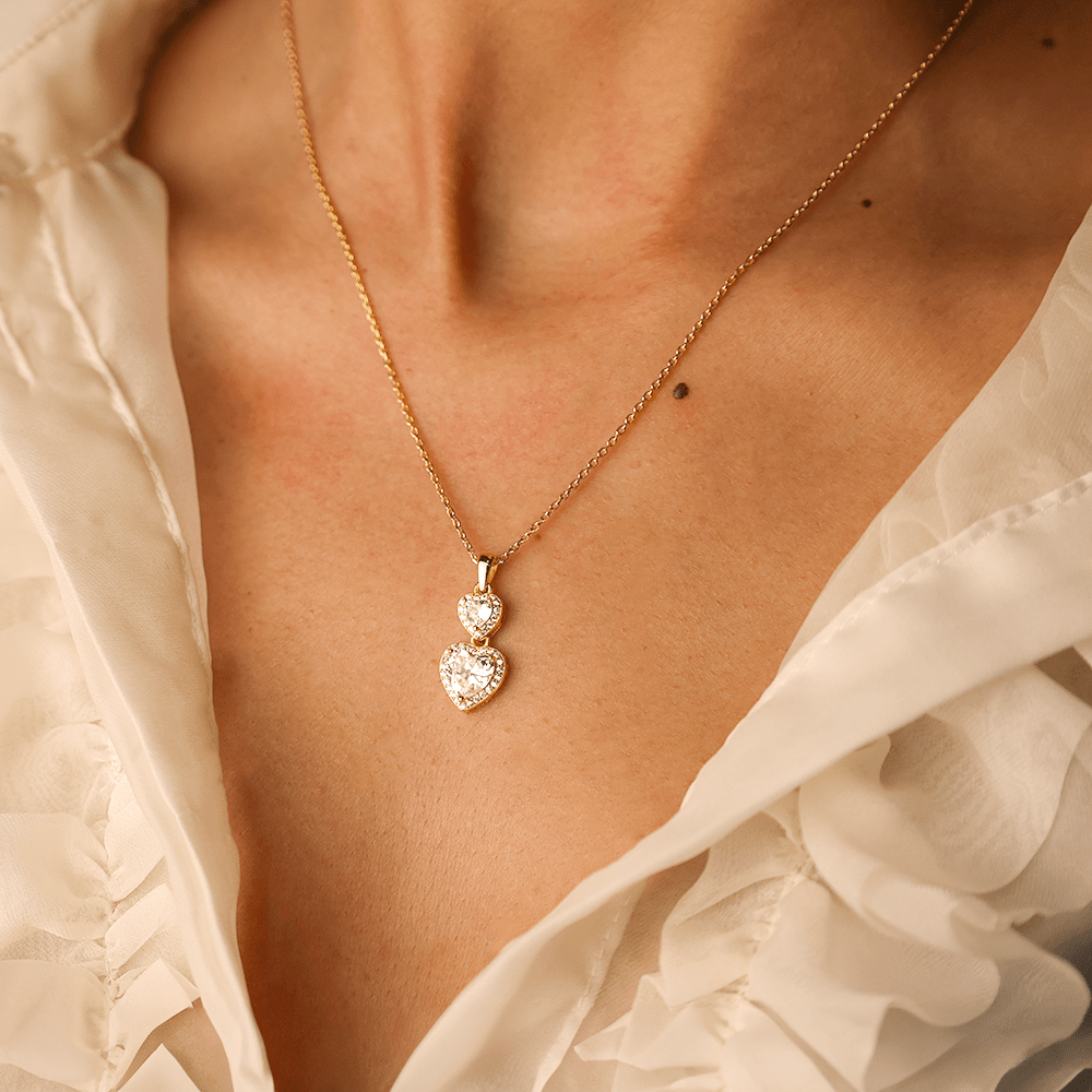 Conjunto Fio e Brincos em Prata Dourada com dois Zircões Coração - Loja do Ouro