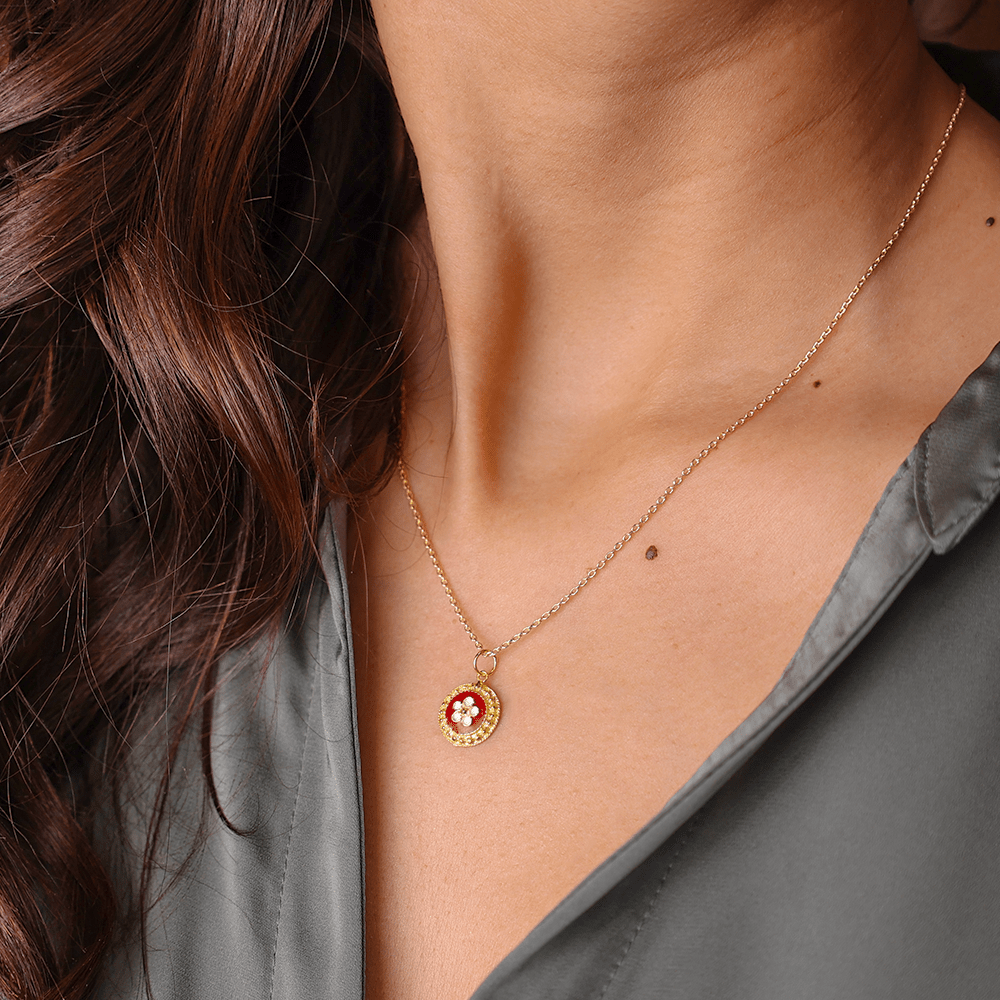 Conjunto Fio e Brincos em Prata Dourada com Medalha Caramujos Redonda Vermelha - Loja do Ouro