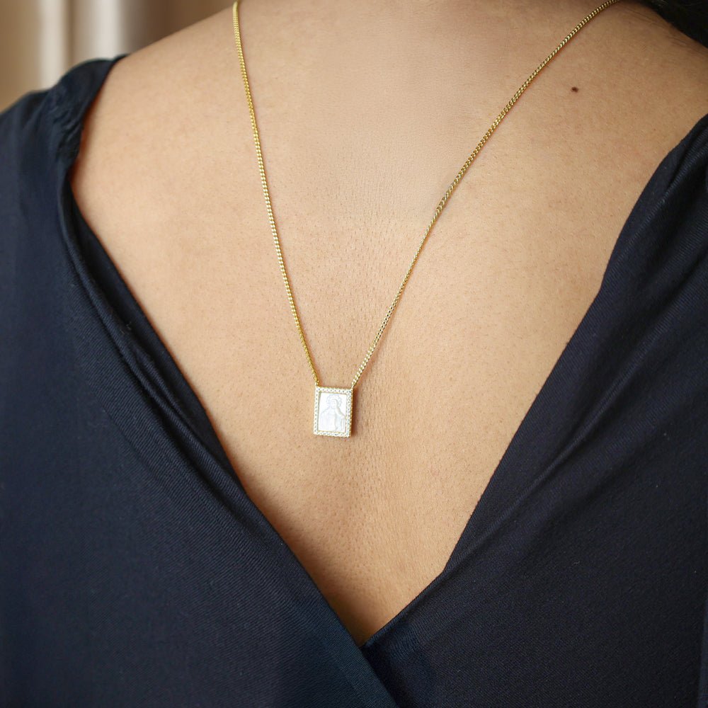 Escapulário em Prata Dourada com Imagem Religiosa em Madrepérola e Zircónias - Loja do Ouro