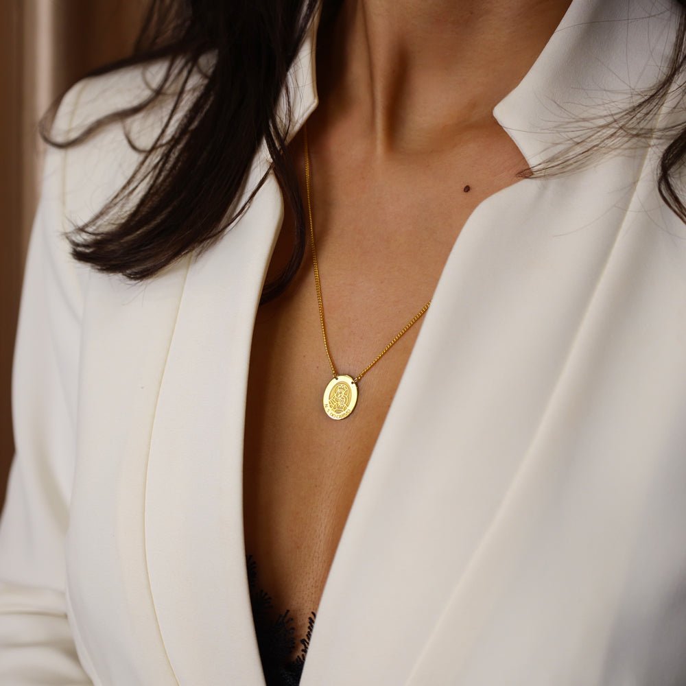 Escapulário Oval em Prata Dourada com Medalhas Religiosas - Loja do Ouro