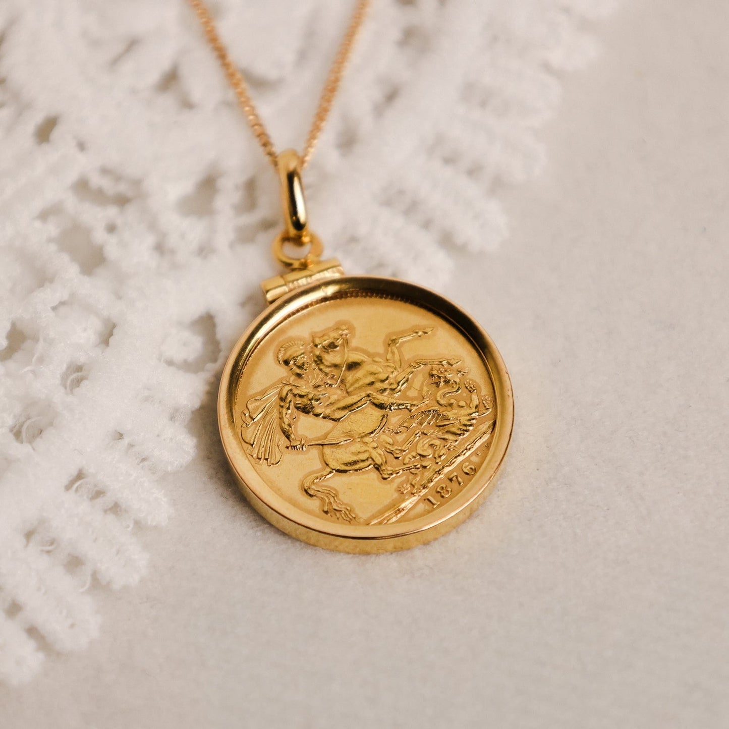 Libra Rainha Victoria (1876) com Aro Simples em Ouro 19kl - Loja do Ouro