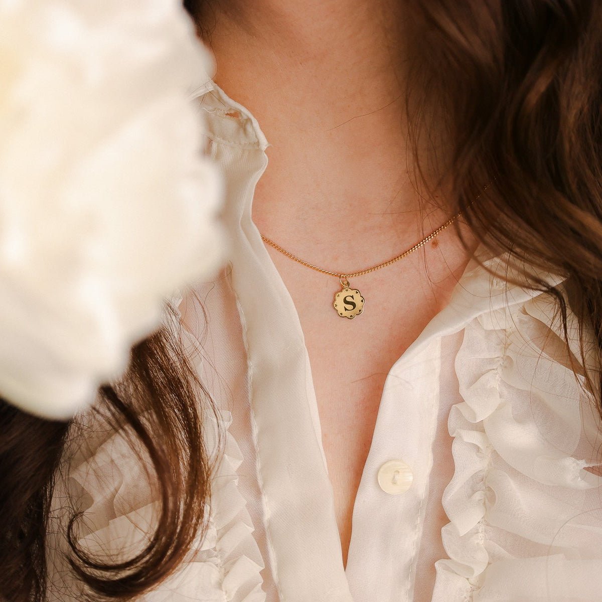 Medalha Flor em Ouro 19kl com Letra S - Loja do Ouro