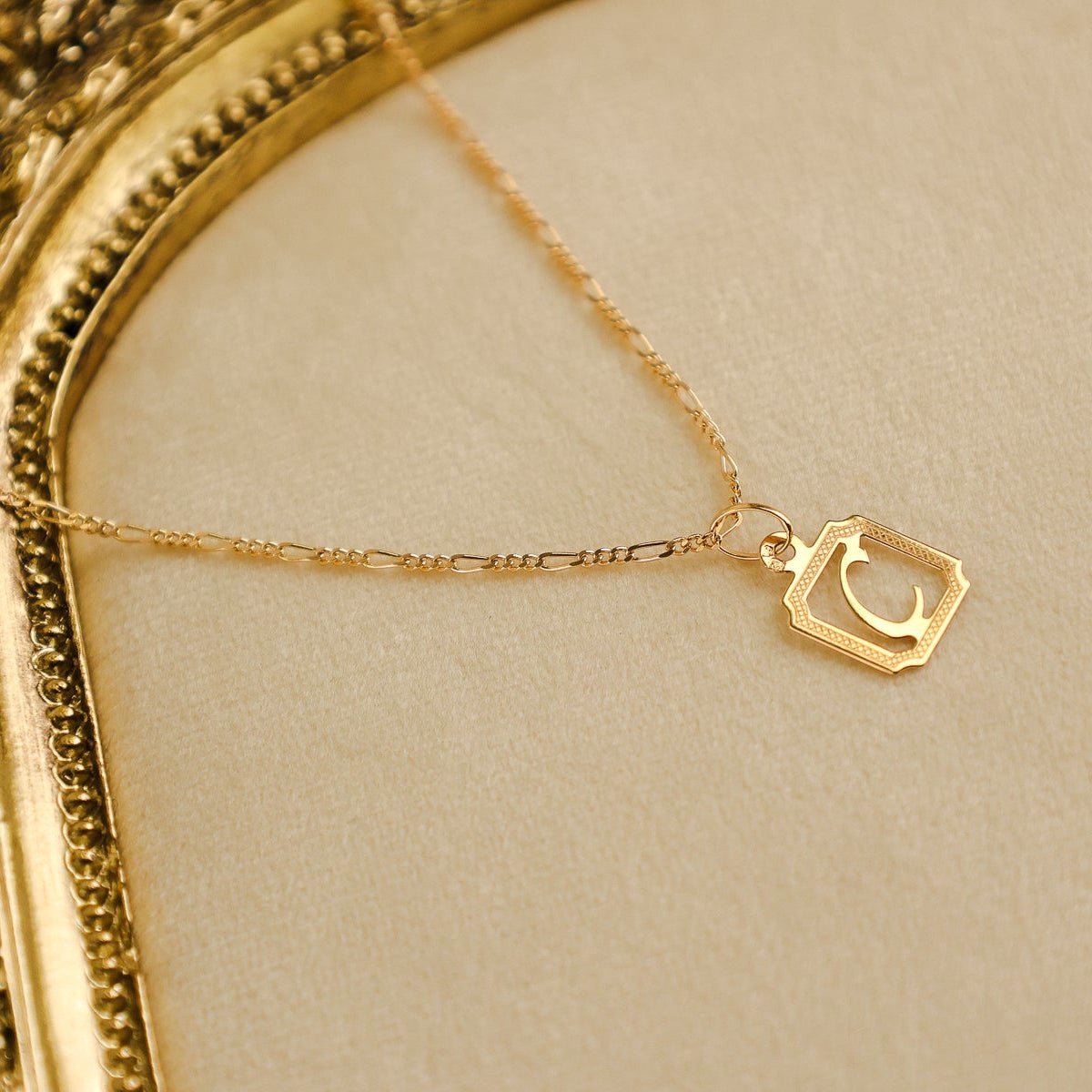 Medalha Letra C em Ouro 19kl - Loja do Ouro