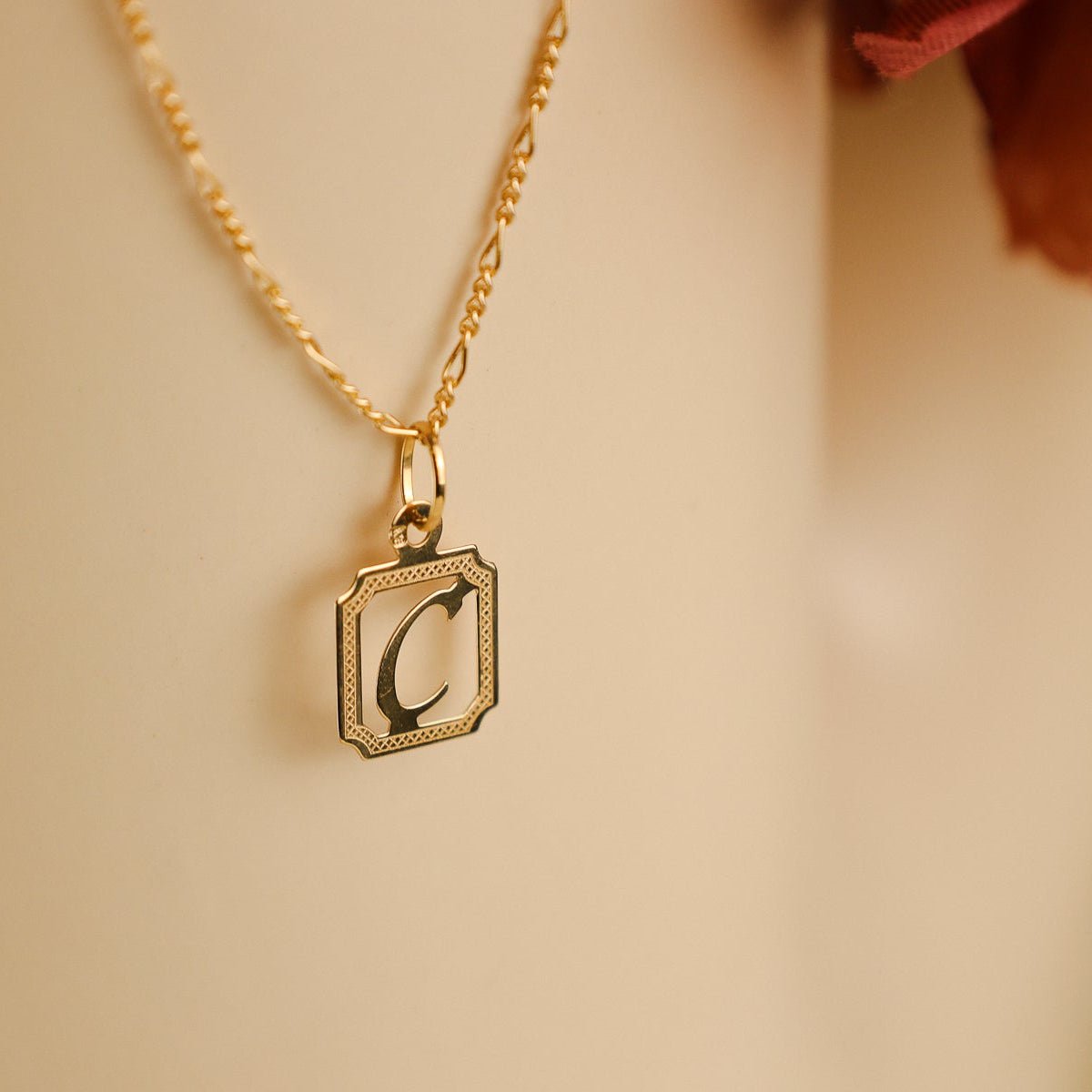 Medalha Letra C em Ouro 19kl - Loja do Ouro