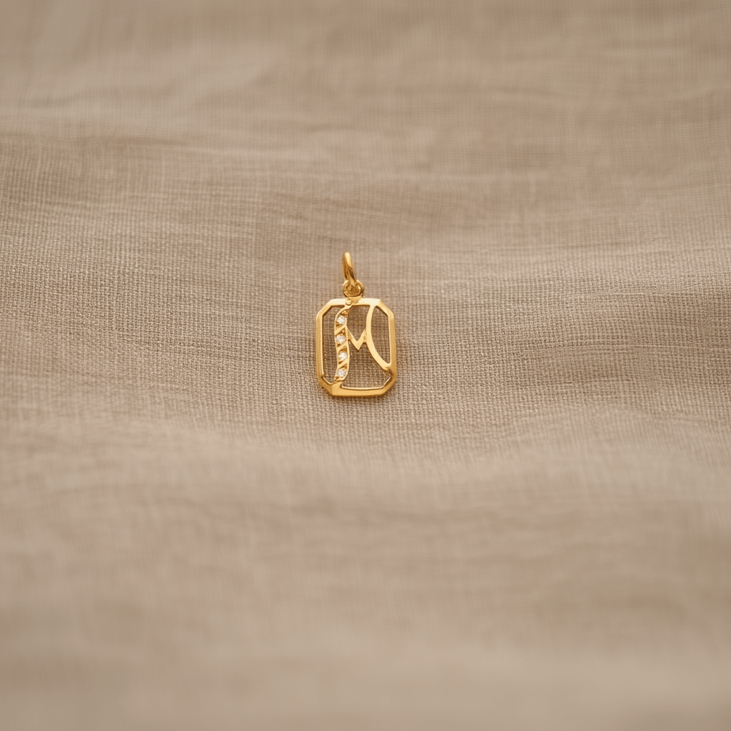 Medalla Letra M en oro 19kl con circonia (1