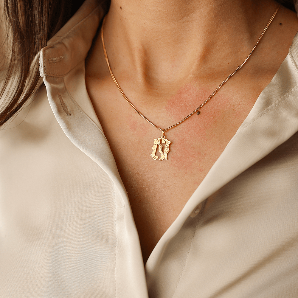 Medalha Letra N em Ouro de 19kl com Efeito Raiado (1.4cm) - Loja do Ouro