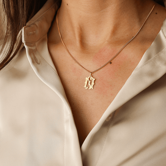 Medalha Letra N em Ouro de 19kl com Efeito Raiado (1.4cm) - Loja do Ouro