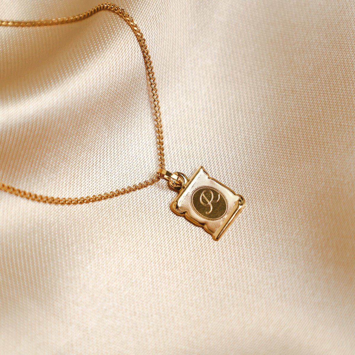 Medalha Papiro em Ouro 19kl com Letra R - Loja do Ouro