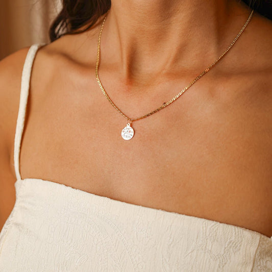 Medalha Redonda "Lembça de Anos" em Ouro 19kl com Motivos Florais (1.1cm) - Loja do Ouro