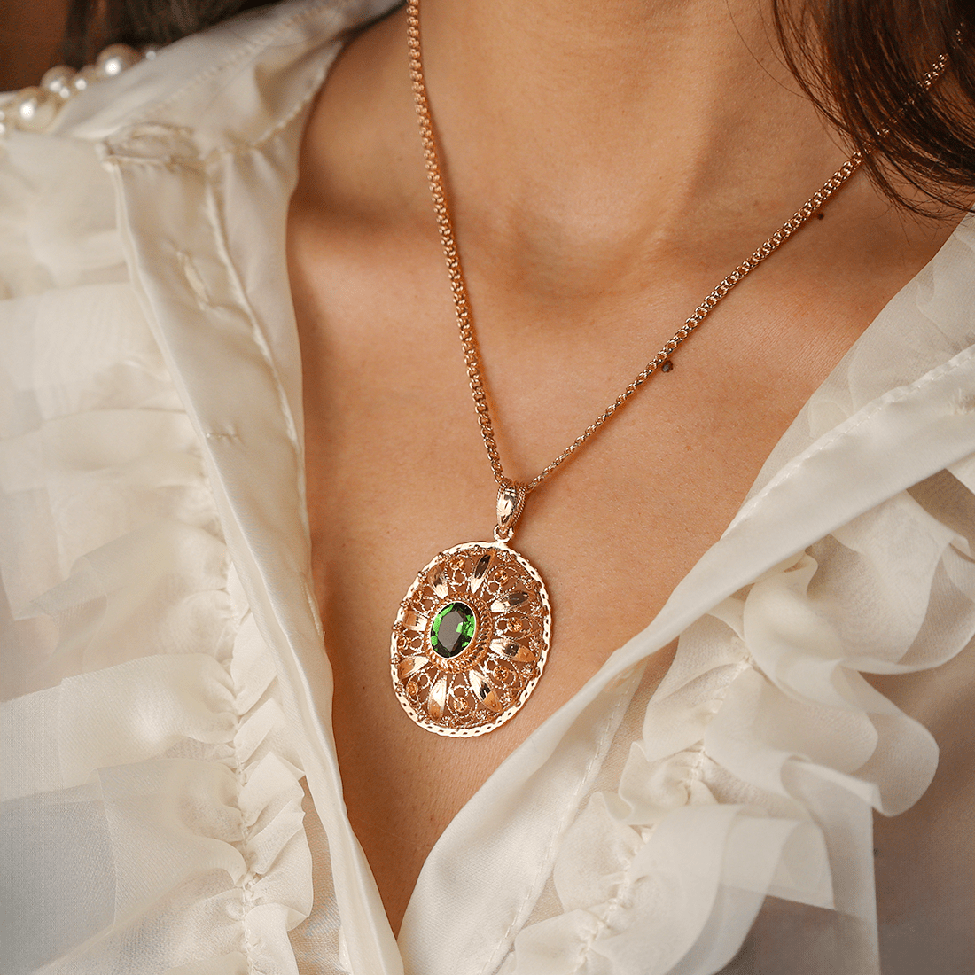 Medalha Rendilhada em Ouro de 19kl com Pedra Verde e Pedras Amarelas - Loja do Ouro