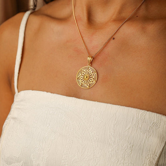 Medalha Trabalhada em Filigrana com Flor em Ouro 19kl (2.8cm) - Loja do Ouro