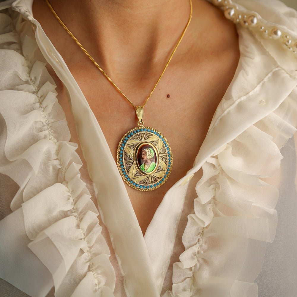 Medalhão Filigrana em Ouro 19kl com Camafeu e Turquesas - Loja do Ouro