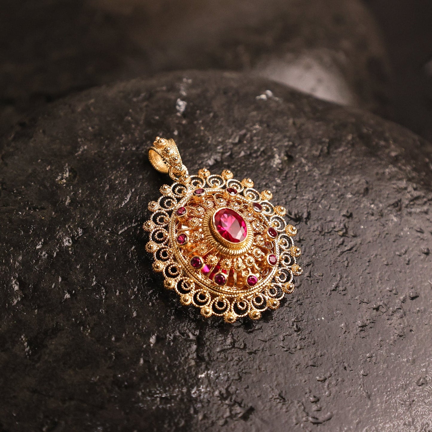 Medalhão Relicário em Ouro 19kl com Rubi e Topazios Vermelhos - Loja do Ouro