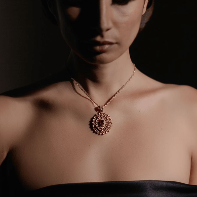 Medalhão Relicário em Ouro 19kl com Rubi e Topazios Vermelhos - Loja do Ouro