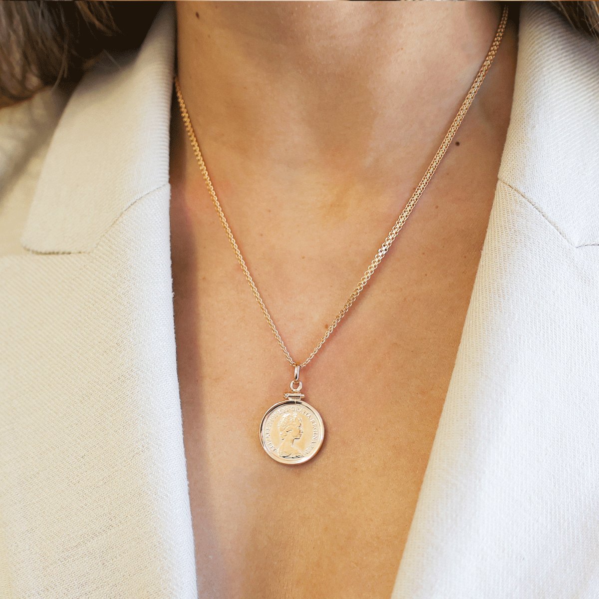 Meia Libra Rainha Isabel II (1982) em Ouro 22kl com Aro Simples em Ouro de 19kl - Loja do Ouro