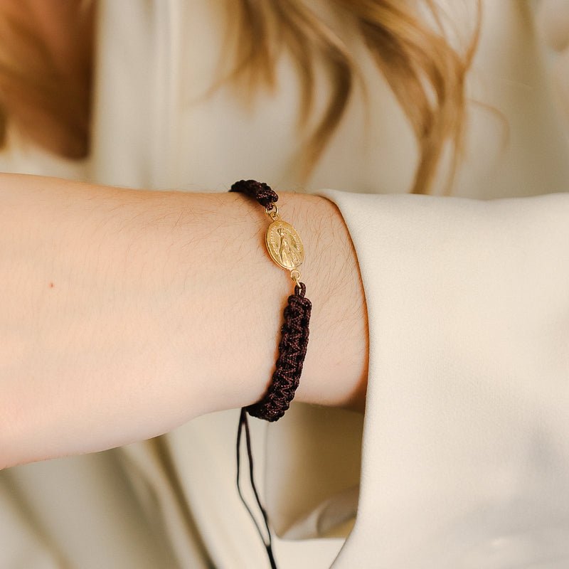 Pulseira Ajustável em Nylon Castanho com Medalha N Sra de Fátima - Loja do Ouro