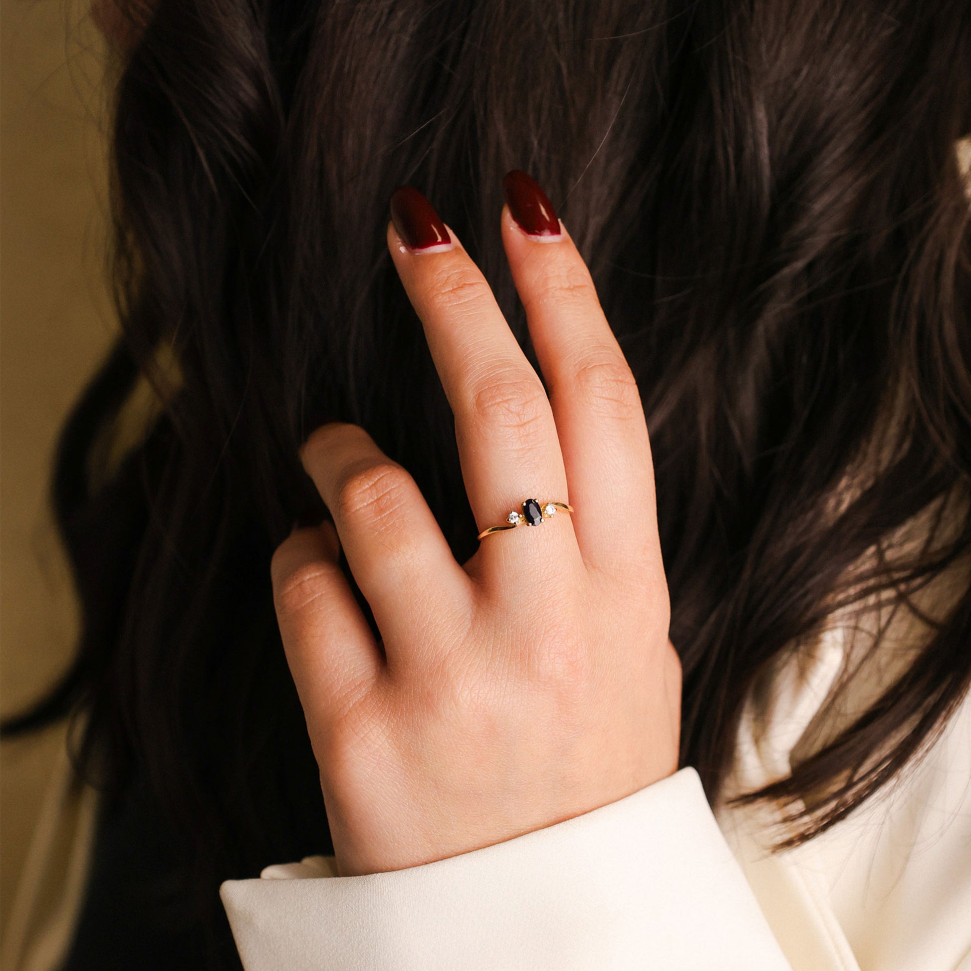 Anel delicado em Ouro de 19 quilates com design solitário moderno e elegante. Ao centro, destaca-se uma safira escura de tonalidade azul profunda - Loja do Ouro