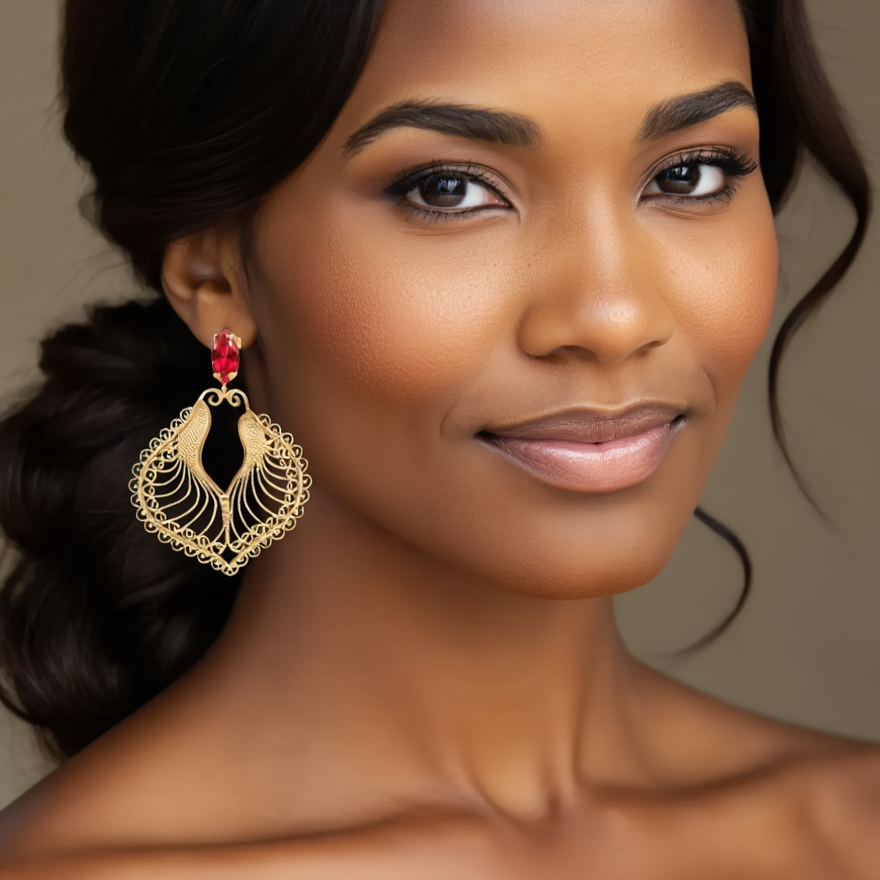 Brincos Harpa em Prata Dourada com Pedra Vermelha