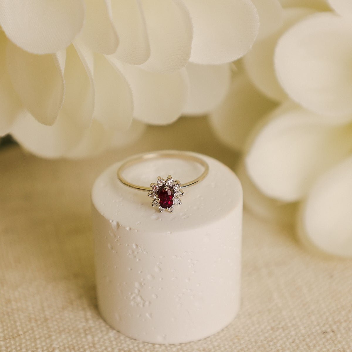 Anel Chuveiro em Ouro Branco com Rubi e Zircónias (T12) - Loja do Ouro