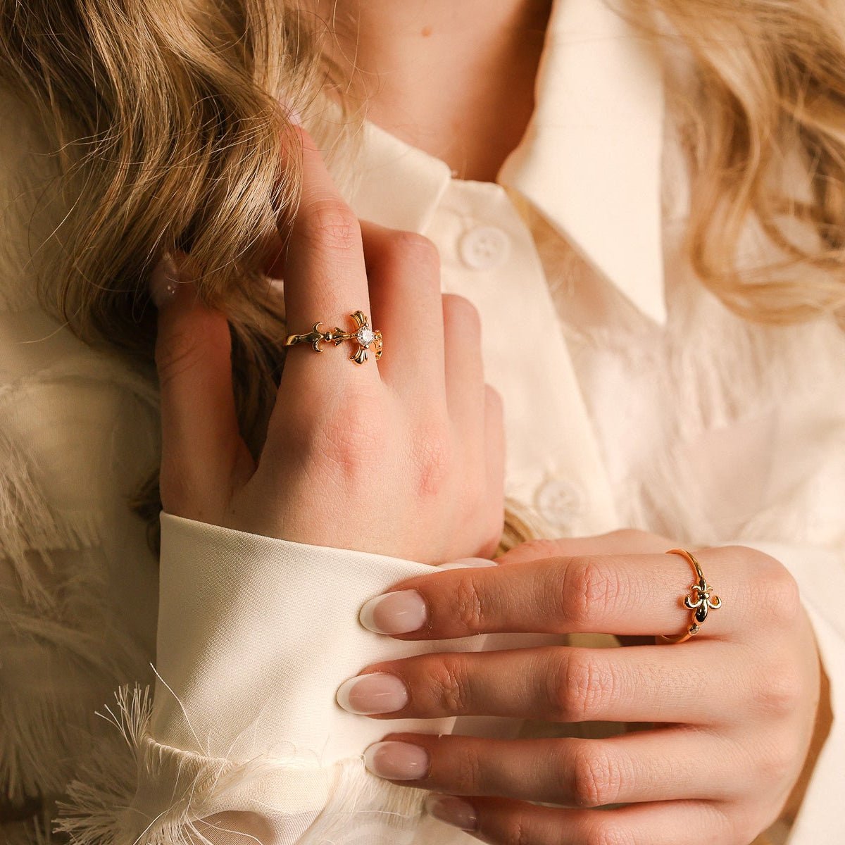 Anel Cruz Ornamentada em Prata Dourada com Zircónia - Loja do Ouro