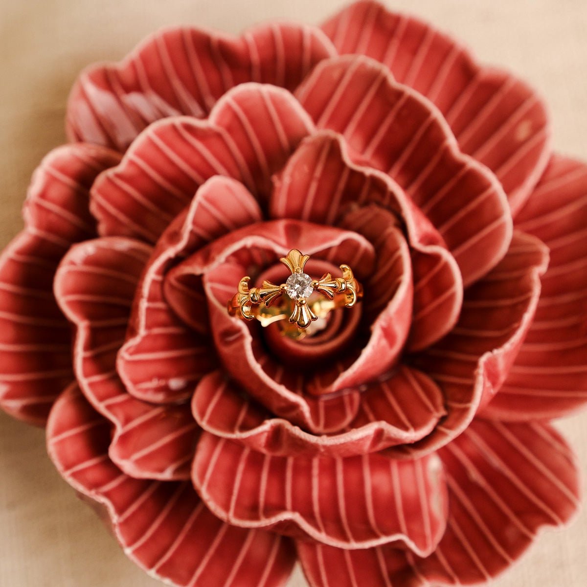 Anel Cruz Ornamentada em Prata Dourada com Zircónia - Loja do Ouro