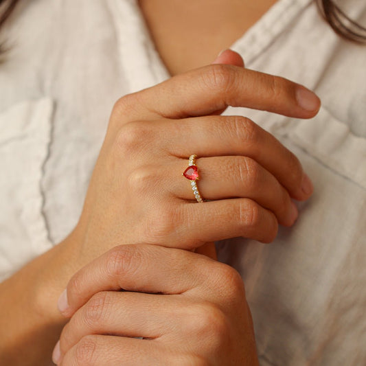 Anel Solitário em Prata Dourada com Zircão Coração - Loja do Ouro