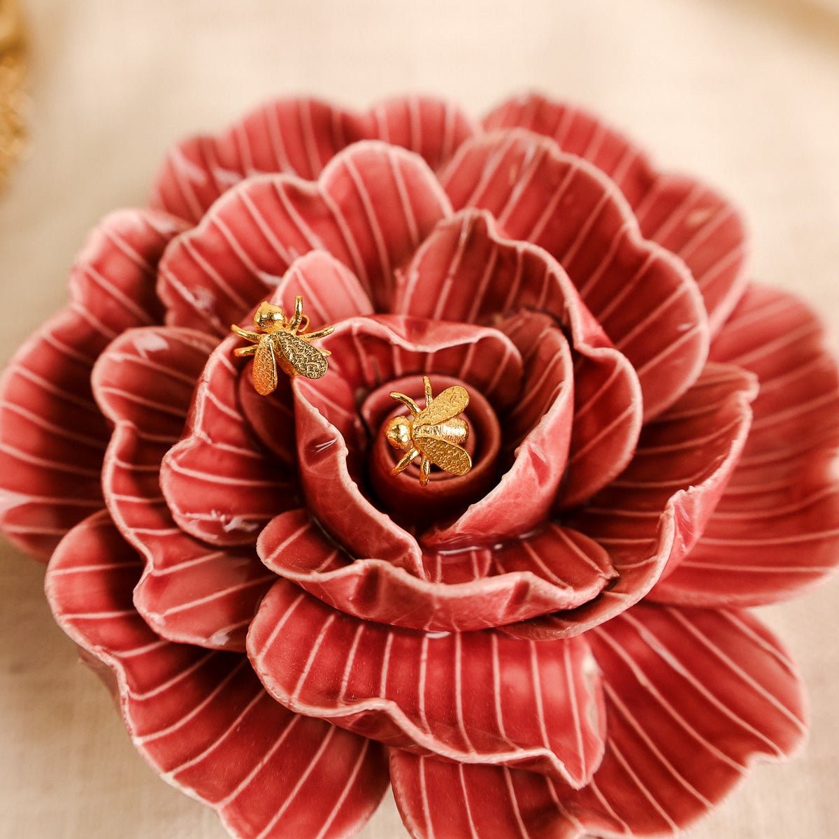 Brincos Abelha em Prata Dourada - Loja do Ouro