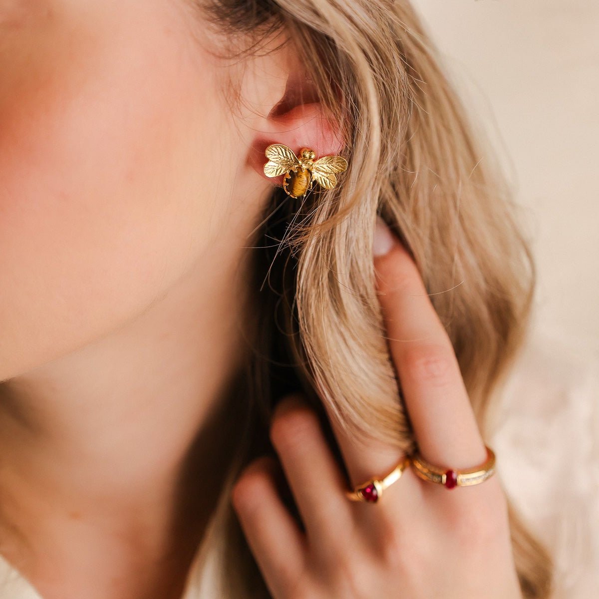 Brincos Abelha em Prata Dourada com Pedra Olho de Tigre - Loja do Ouro