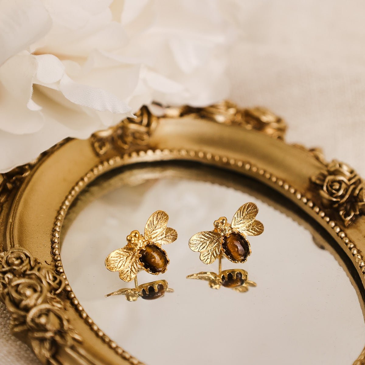 Brincos Abelha em Prata Dourada com Pedra Olho de Tigre - Loja do Ouro