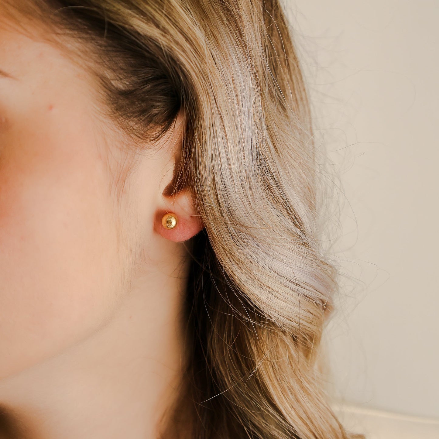 Brincos Bola Escovada em Ouro 19kl (6mm) - Loja do Ouro