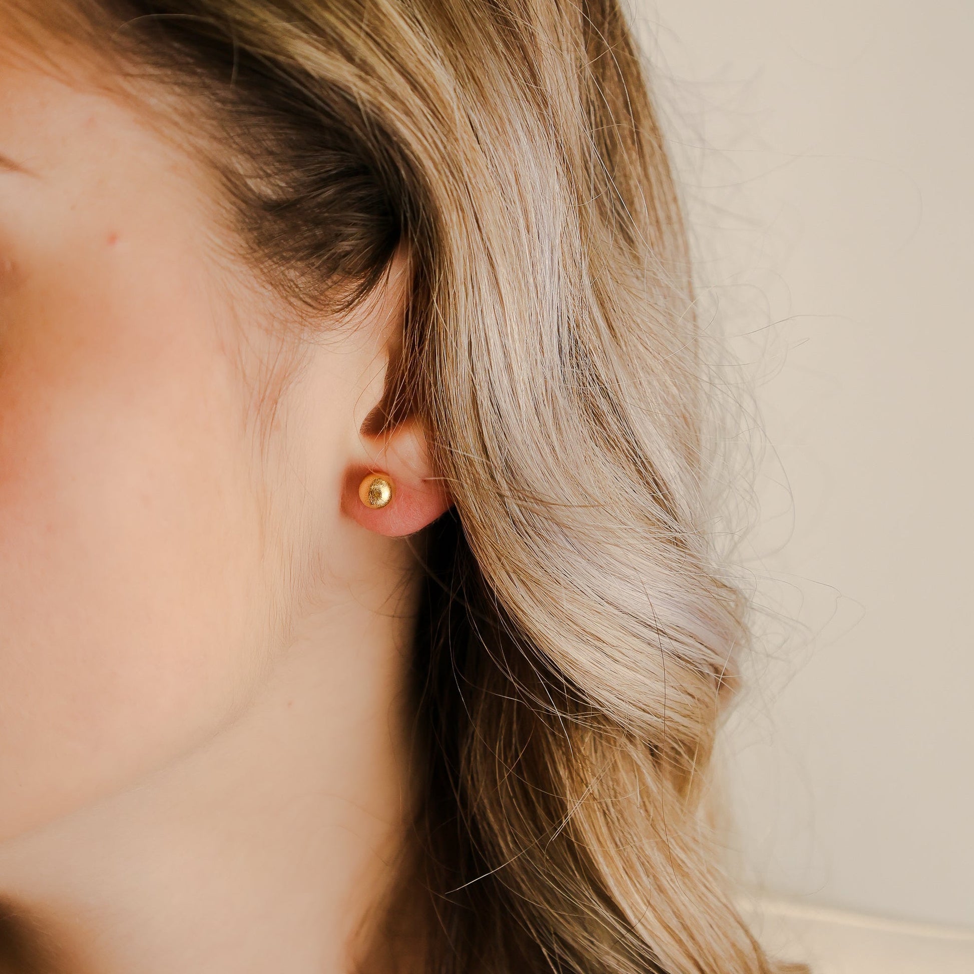 Brincos Bola Escovada em Ouro 19kl (6mm) - Loja do Ouro