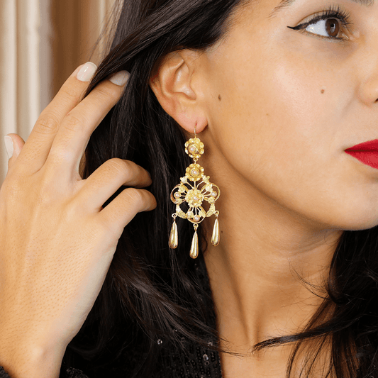 Brincos Celestia em Prata Dourada e Pérola Branca - Loja do Ouro