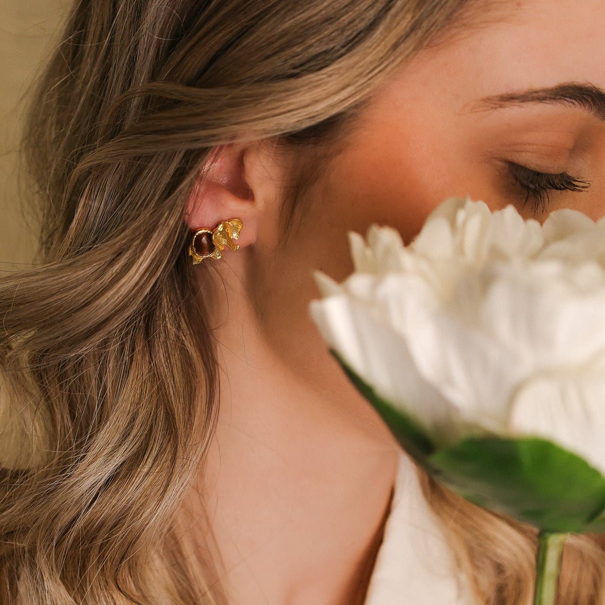 Brincos Elefante em Prata Dourada com Pedra Olho de Tigre - Loja do Ouro