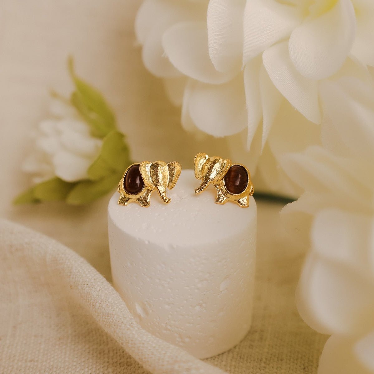 Brincos Elefante em Prata Dourada com Pedra Olho de Tigre - Loja do Ouro