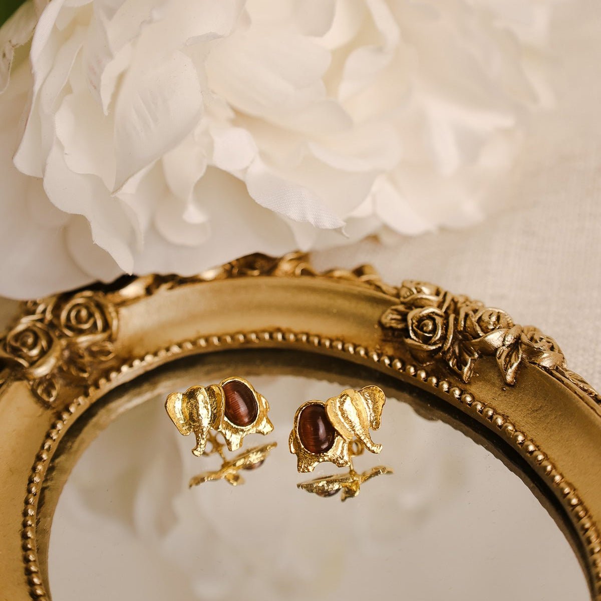 Brincos Elefante em Prata Dourada com Pedra Olho de Tigre - Loja do Ouro