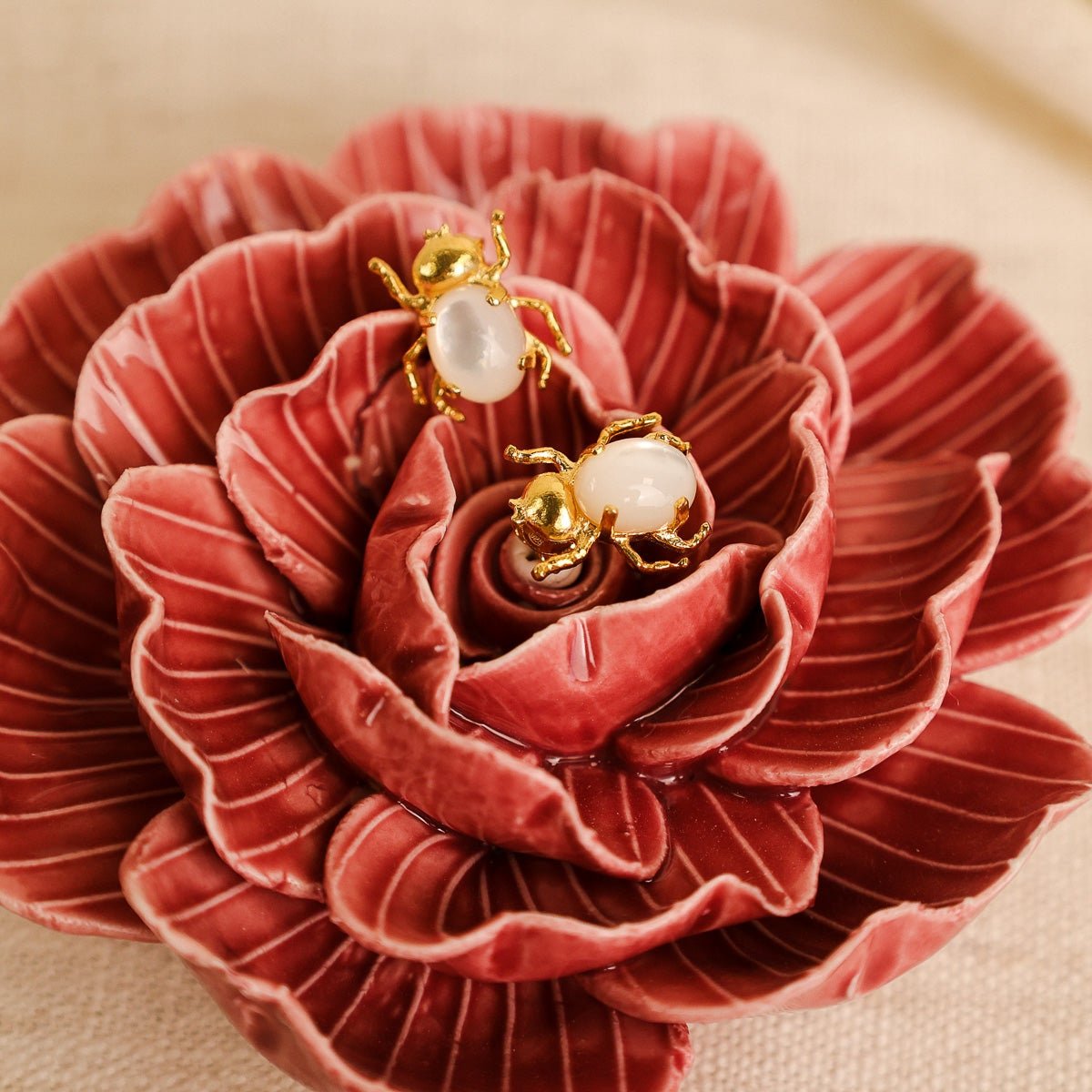 Brincos Escaravelho em Prata Dourada com Pedra Hidrotermal - Loja do Ouro