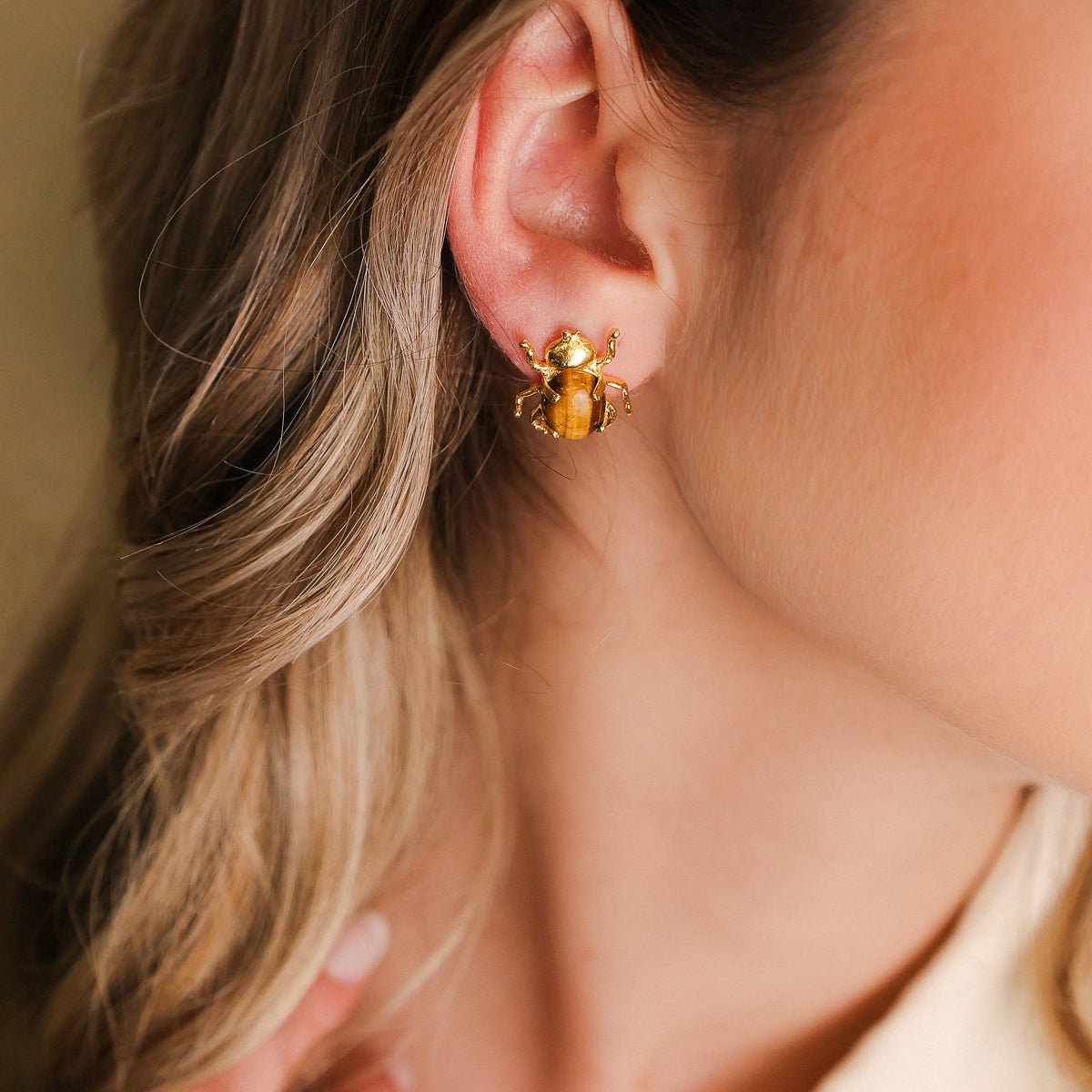 Brincos Escaravelho em Prata Dourada com Pedra Olho de Tigre - Loja do Ouro