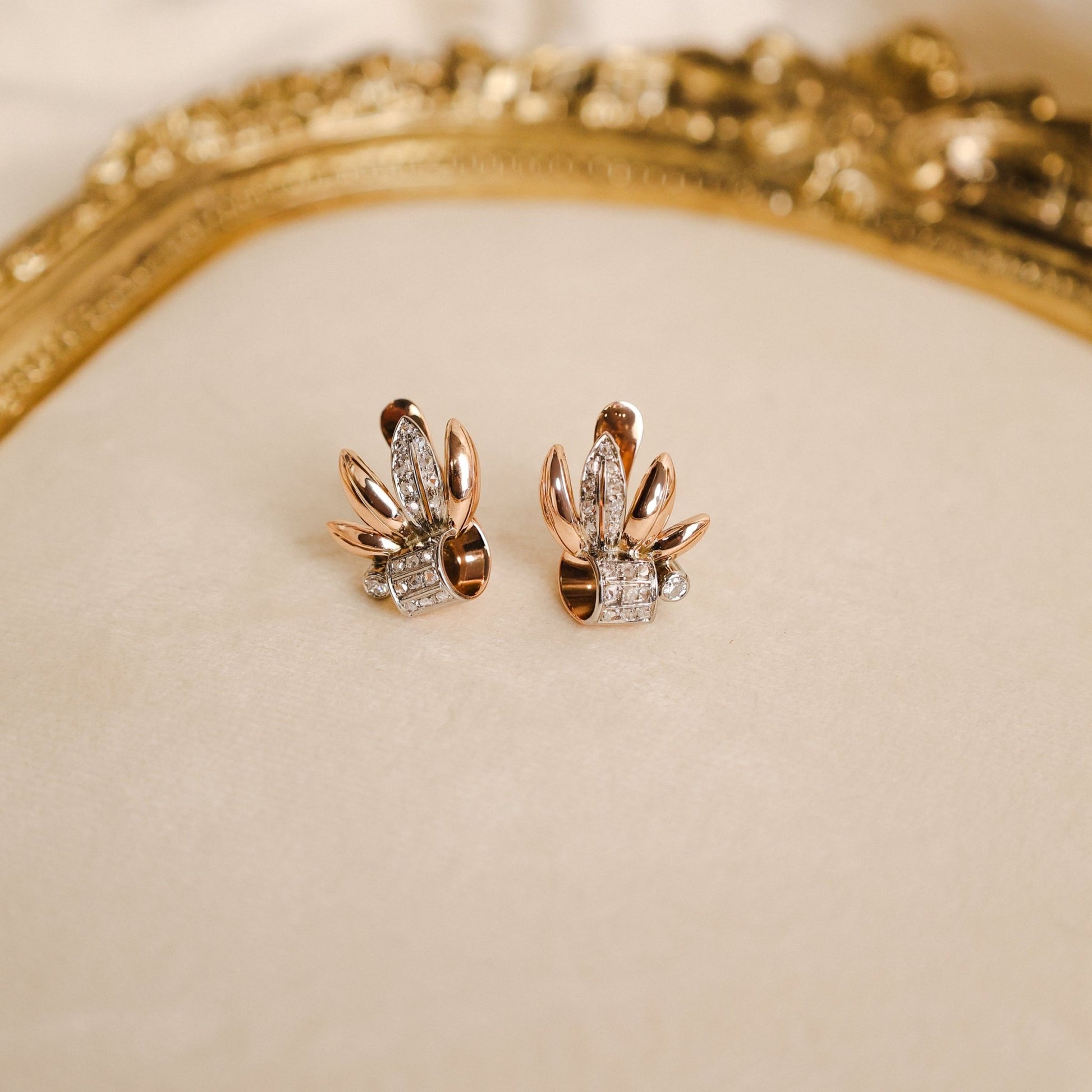 Brincos Flor em Ouro Amarelo e Ouro Branco de 19kl com Diamantes - Loja do Ouro