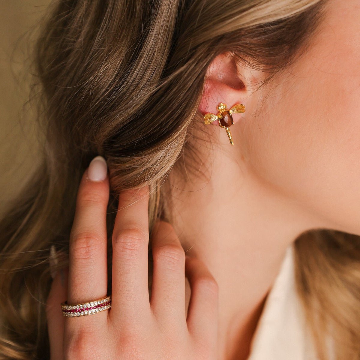 Brincos Libélula em Prata Dourada com Pedra Olho de Tigre - Loja do Ouro