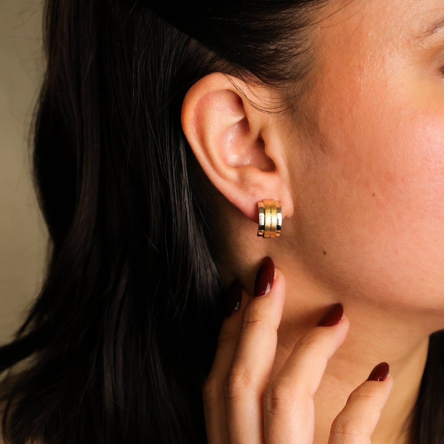 Brincos Meia Argola Cizelada em Ouro Amarelo e Ouro Branco 19kl - Loja do Ouro